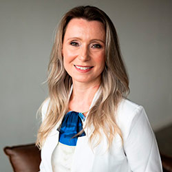 DRA. ADRIANE R. FARIA